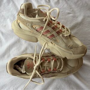 Adidas Women’s Sz 9 Ozmillen Cream w Coral Low-Top Chunky Runners Great Cond!